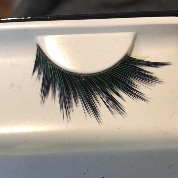 Shu Uemura radiant blue cat-eye false eyelashes - Picture 2 of 2